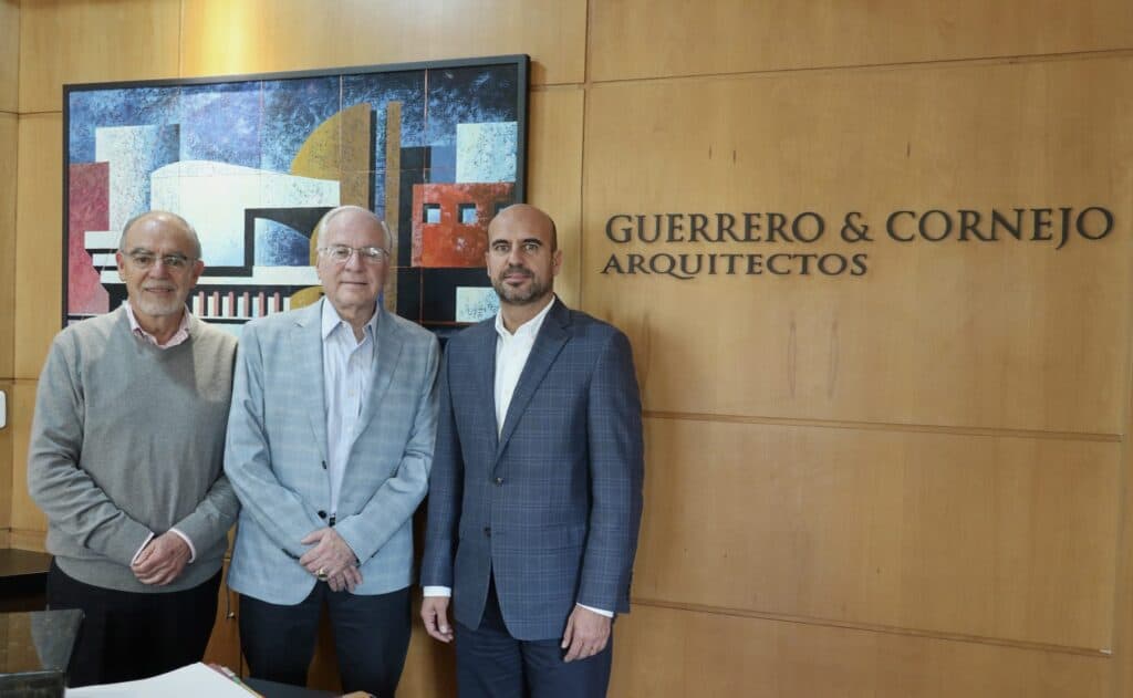 Arquitectos Santiago Cornejo Proaño y Arturo Guerrero Pérez, fundadores, con Santiago Cornejo Würfl, gerente general de Guerrero y Cornejo Arquitectos en Quito