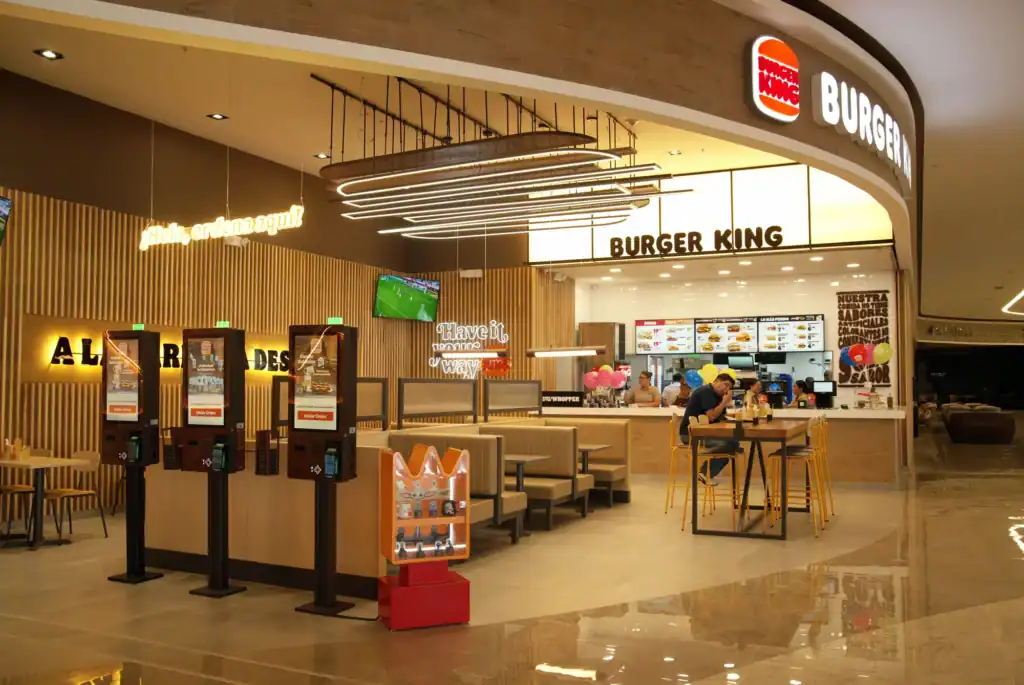 Fachada del restaurante Burger King del Mall del Alto, en Cuenca, construido por Guerrero y Cornejo.