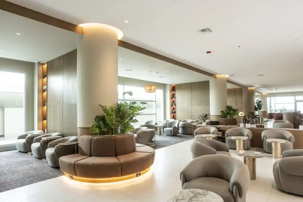 Lounge central de la Sala VIP Internacional del Aeropuerto Mariscal Sucre de Quito, obra de Guerrero y Cornejo.