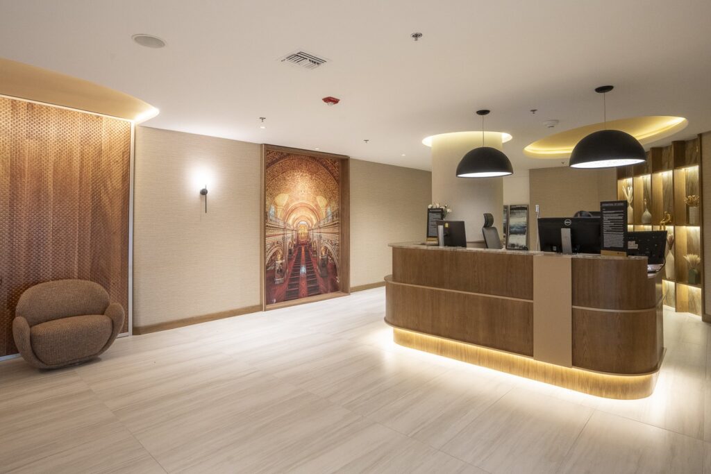 Recepción de la Sala VIP Internacional del Aeropuerto Mariscal Sucre de Quito, obra construida por Guerrero y Cornejo Arquitectos